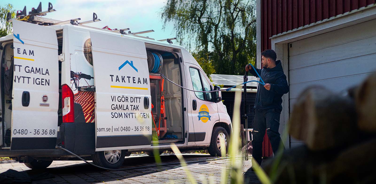 Takteams bil för taktvätt & takmålning med personal